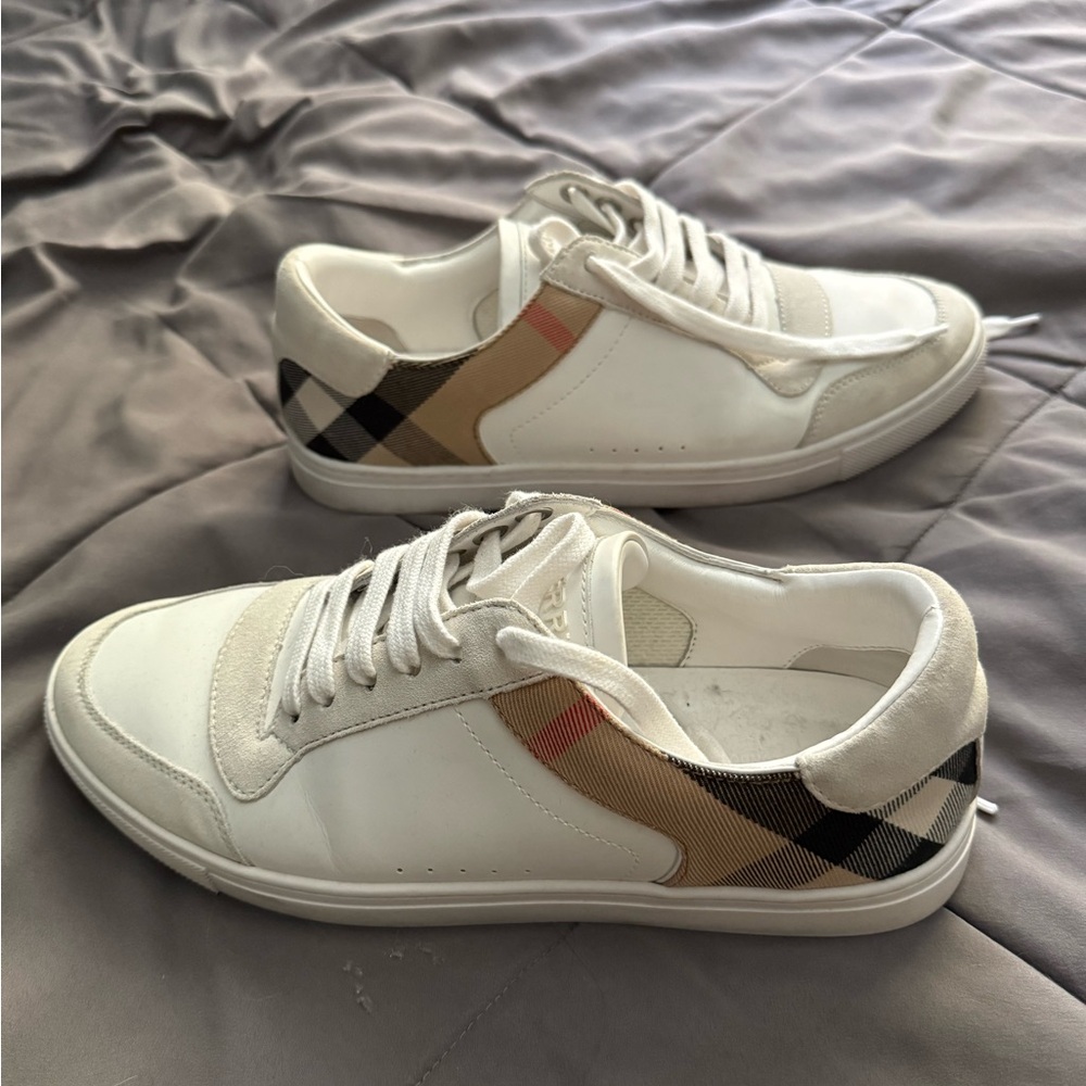 Burberry Men's Sneakers in White and Tan